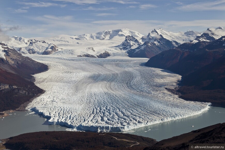 Ледник Перито-Морено, вид сверху. На снимке видна дорога, подходящая к смотровым площадкам ледника.