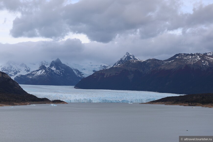 Первый взгляд на ледник со смотровой площадки на подъезде. Здесь до него ещё очень далеко.

