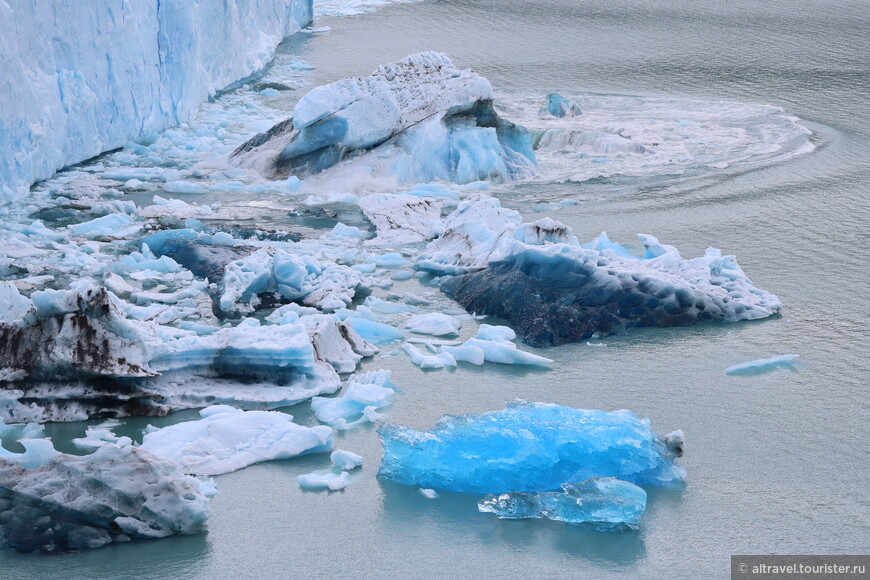 Отколовшиеся от ледника льдины имеют самый различный окрас - от ярко-голубого до грязно-серого и даже чёрного.
