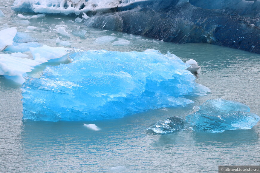 Более старый, плотный и твёрдый лёд имеет голубоватую окраску.

