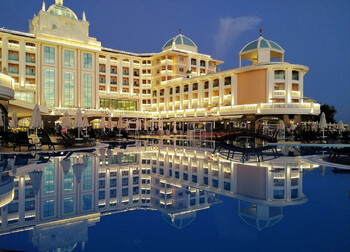 Эксперты выяснили, завышает ли Booking цену на отели Турции для россиян