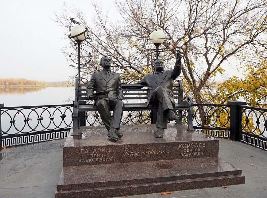 Памятник Ю. А. Гагарину и С. П. Королеву «Перед полетом»