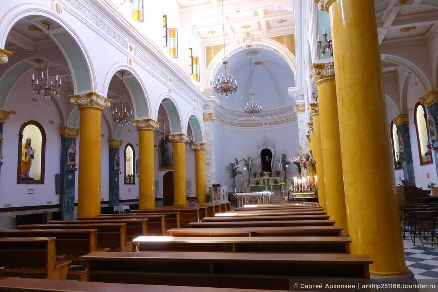 Красивая церковь Сан Кристофоро на острове Липари