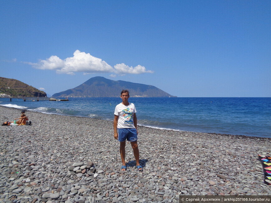 Пляж Корал Бич с черным песком на острове Липари — к северу от Сицилии