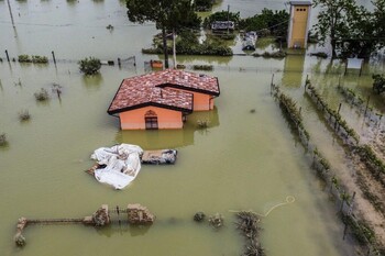В Италии в результате сильнейшего за 100 лет наводнения погибли 14 человек 