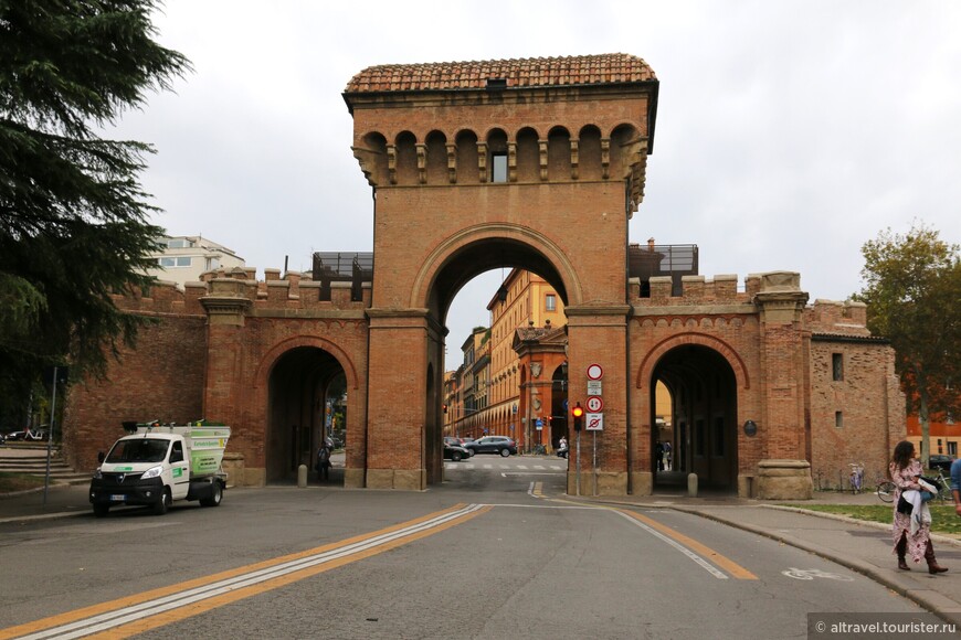 Сарагосские ворота - вид снаружи и изнутри.