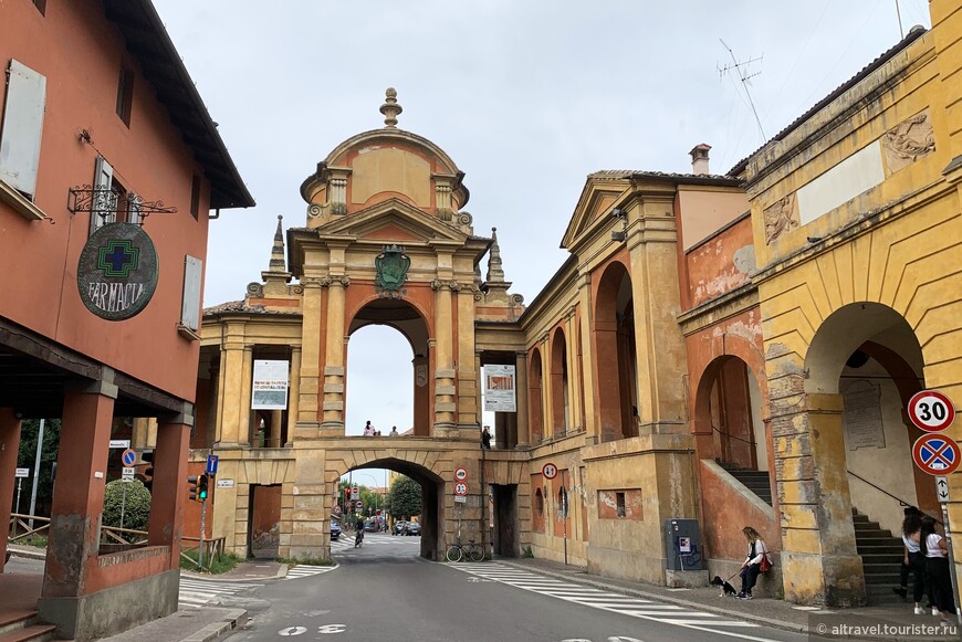 ...аркой Мелончелло (Arco del Meloncello, 1732). Забегая вперёд, отметим, что эта красивая арка была спроектирована Карло Дотти, тем же архитектором, что построил и саму базилику на холме. Эта арка разделяет наклонный и плоский участки галереи.
