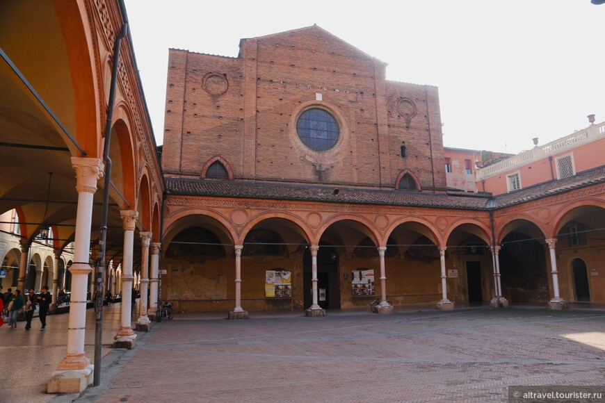 Церковь Санта-Мария-деи-Серви. Её фасад остался незаконченным.