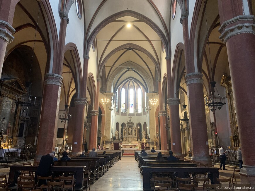 Внутри - трёхнефная базилика в готическом стиле.