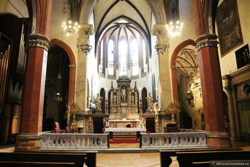 Мраморный алтарь выполнен в середине 16-го века флорентийцем Джованни-Анжело Монторсоли, учеником Микеланджело.