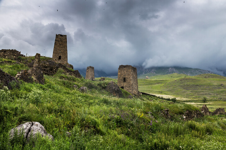 Старинные башни в Куртатинском ущелье