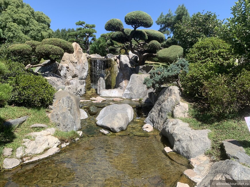 Вода и камни - важные элементы любого японского сада.