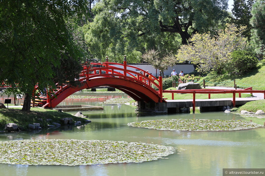 В японском саду всегда много мостов. 