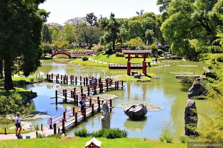 С балкона центра японской культуры открываются красивые виды на парк. Мир и гармония - вот так коротко можно охарактеризовать атмосферу этого японского сада.
