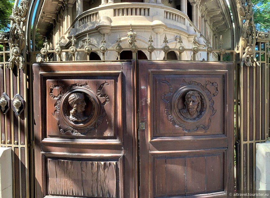 Рельефы Данте и его музы – Беатриче на воротах Круглого дома.