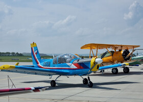 А это на стоянке представлены некоторые самолеты и вертолеты, которые будут принимать участие в лётной программе. На этом фото пилотажный самолет чешского производства Zlin Z-142CAF. 
