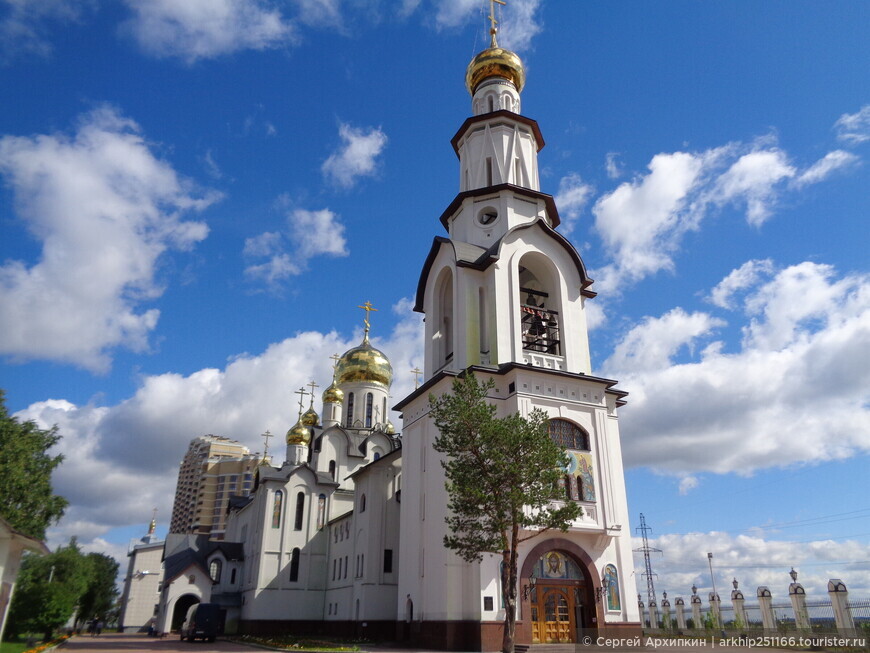 Красивый собор Преображения Господня в сибирском Сургуте