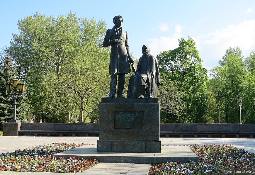 Памятник-Пушкин и крестьянка,хотя в народе он более известен как-Пушкин и няня.Установлен в Летнем саду в июне 1983 года.Более сотни произведений было создано поэтом на Псковской земле.