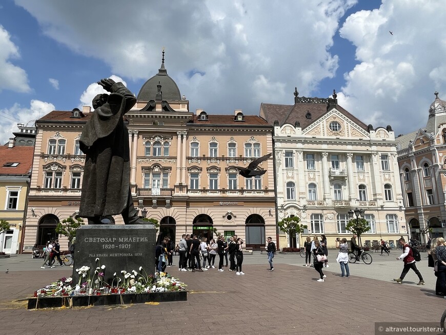 В центре площади - памятник Светозару Милетичу, известному сербскому политическому деятелю 19-го века, который некоторое время был мэром Нови-Сада.