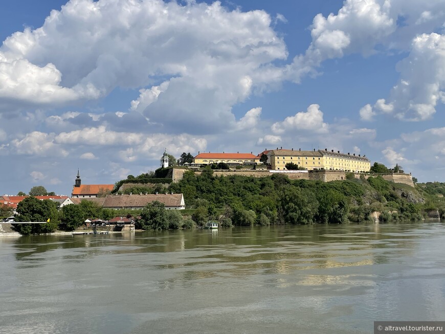 Вид на Петроварадинскую крепость с моста через Дунай.