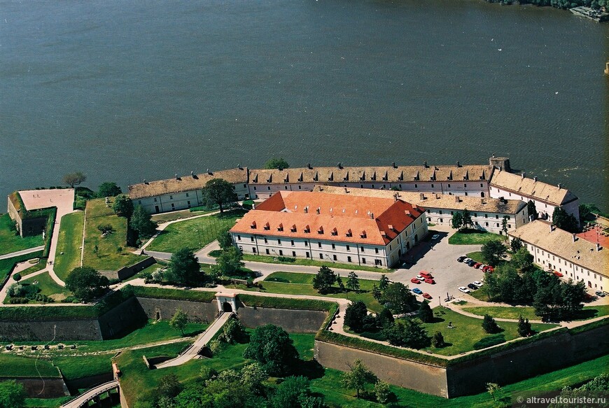 Вид сверху на центральную часть крепости. Здание с красной крышей - бывшие офицерские казармы, ныне музей.