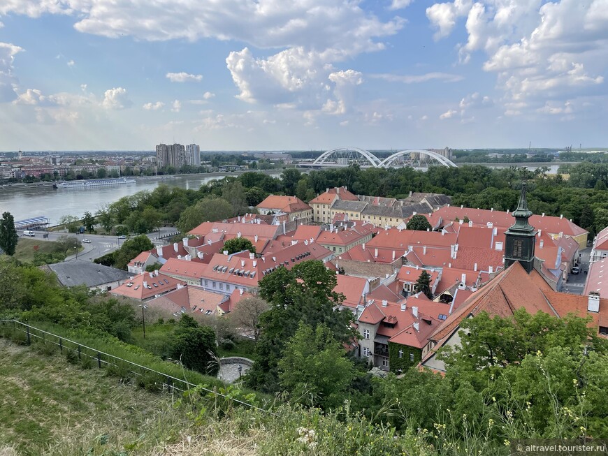 Вид на Нижнюю крепость и Дунай