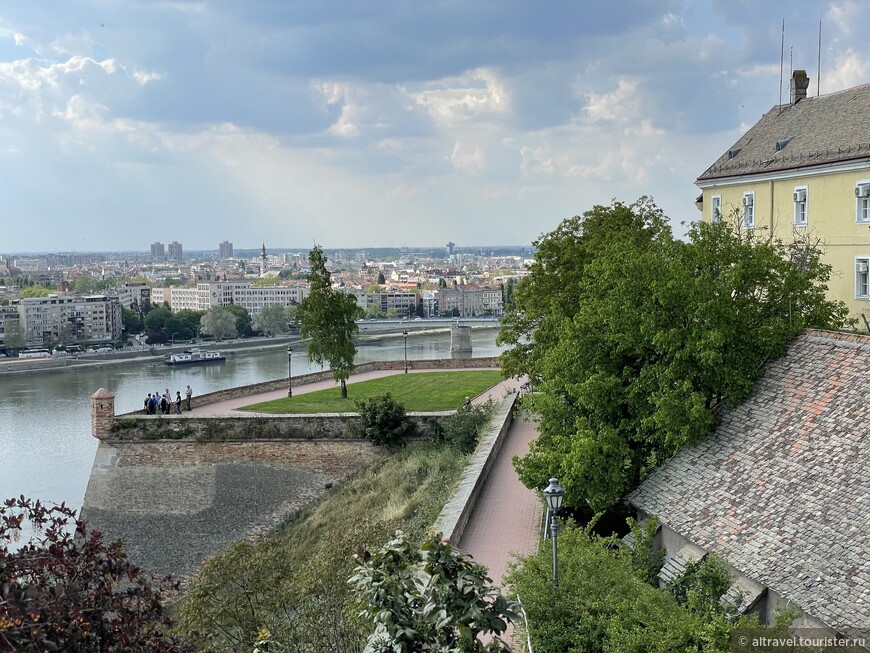 Виды на Дунай с террасы крепости.