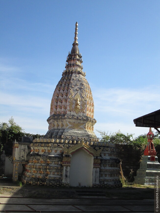 Небольшой монастырь недалеко от Меконга и пруда