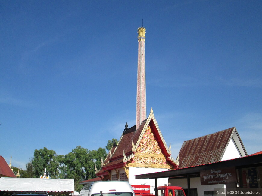 Небольшой монастырь недалеко от Меконга и пруда