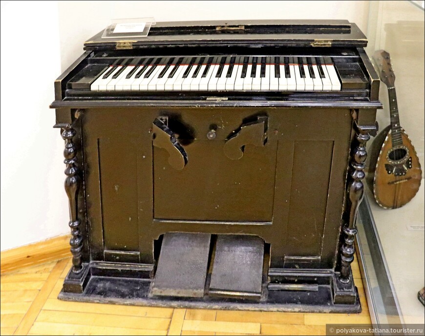 Фисгармония с передвижной клавиатурой, конец XIX века