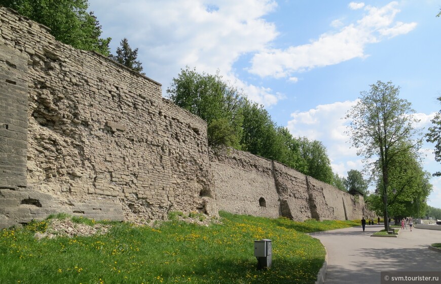 Наиболее грозно смотрится стена на набережной р.Великой.Она относится еще к началу 14-го столетия,позже не раз перестраивавшаяся.