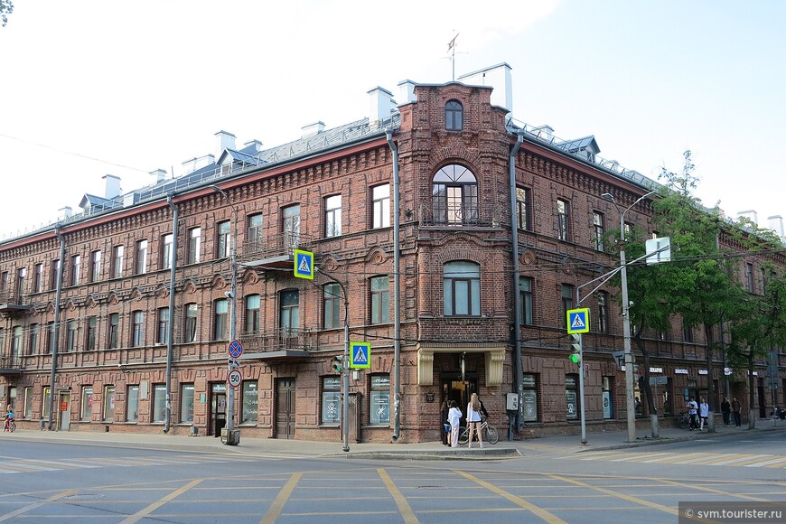 Доходный дом  К.Гельдта.В 1890-92 году в здании размещалось железнодорожное управление Псковско-Рижской железной дороги.