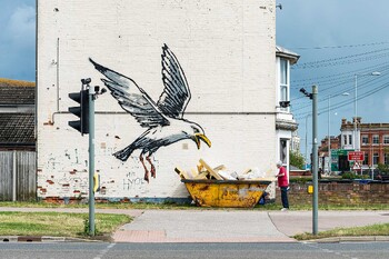 Владельцы дома в Великобритании избавились от проблемного граффити Бэнкси 