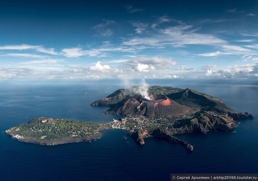 Вулкан на острове Вулкано, к северу от Сицилии