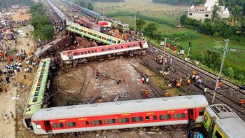В столкновении трёх поездов в Индии погибли более 280 человек, 900 пострадали