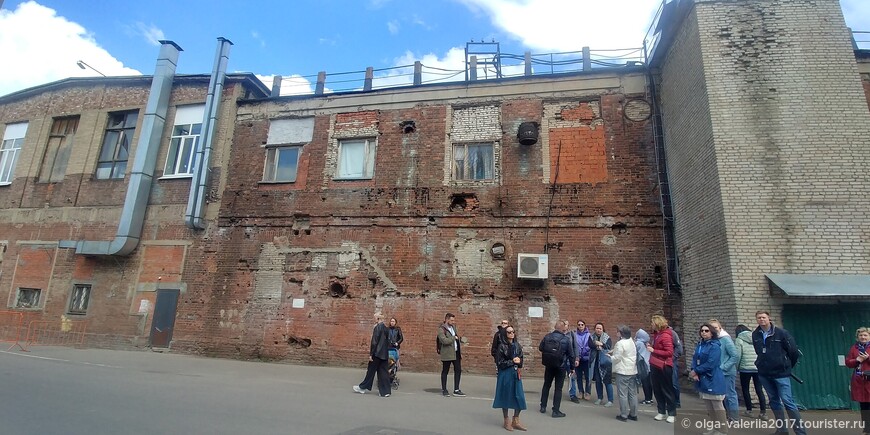 Одно из первых зданий завода Динамо , которому более ста лет.