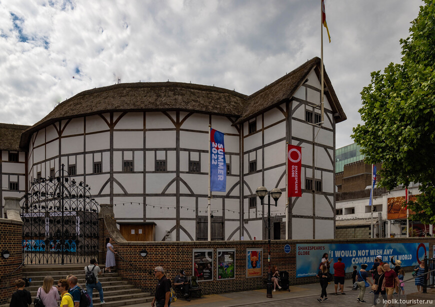  Открытие современного здания театра состоялось в 1997 году под названием «Шекспировский театр „Глобус“. Предыдущее здание было закрыто пуританами в 1642 году, а спустя 2 года снесено.