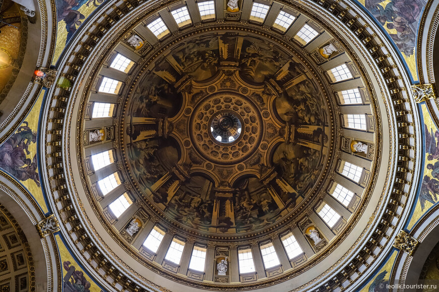 Монохромные росписи сэра Джеймса Торнхилла представляют сцены из жизни Св. Павла. В центре купола — световое отверстие, ведущее к световому барабанчику, венчающему наружный купол собора.