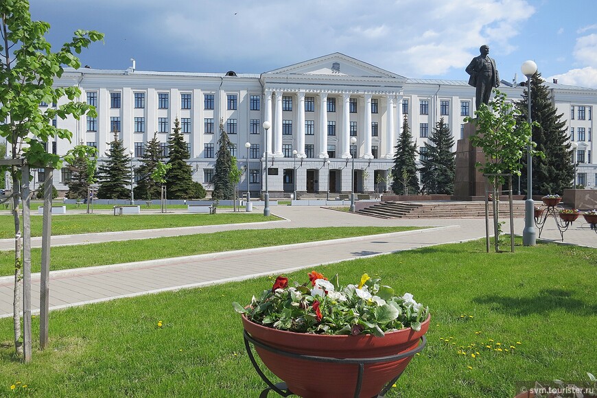 Главное здание на площади Ленина,вот уже шесть десятков лет-здание Педагогического института(ныне ПсковГУ),построенного в 1960 году.