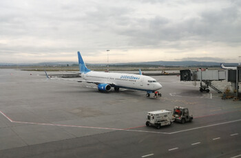В аэропорту Сочи спецтехника повредила самолёт «Победы» 