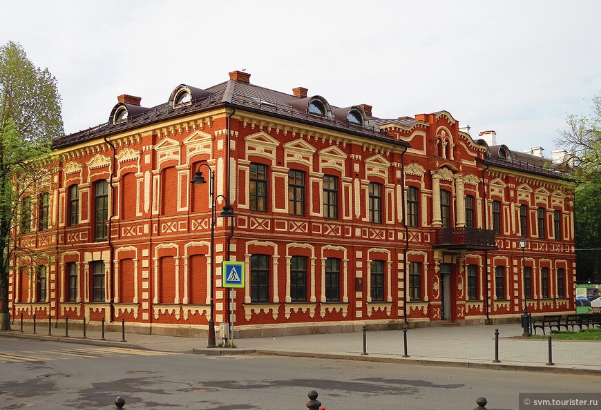 Нарядное здание бывшей гостиницы выстроено в кирпичном стиле,который приобрел популярность в Пскове в 1880-х годах.