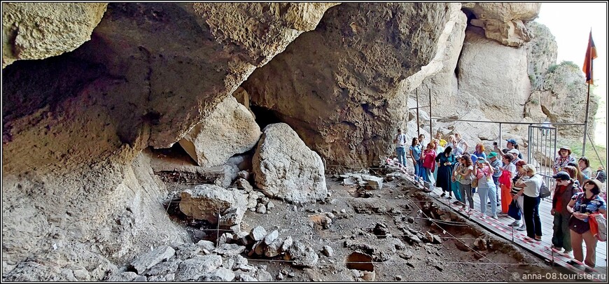 У хода в пещеру обнаружили останки жилых и складских помещений, в которых  сохранились предметы быта, керамика, инструменты. 