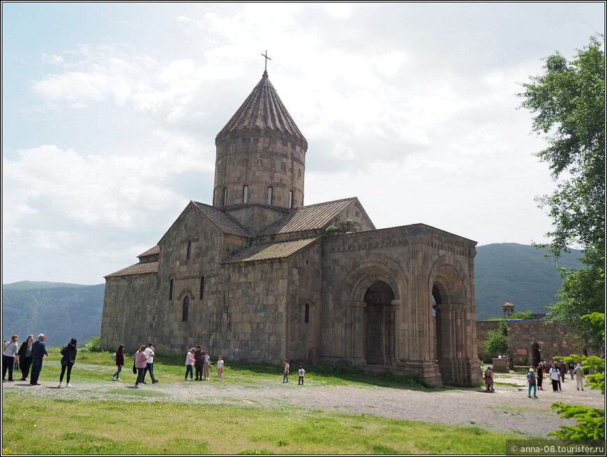Храм Сурб Погос-Петрос (святых апостолов Павла и Петра) построен в 895—906 годах.