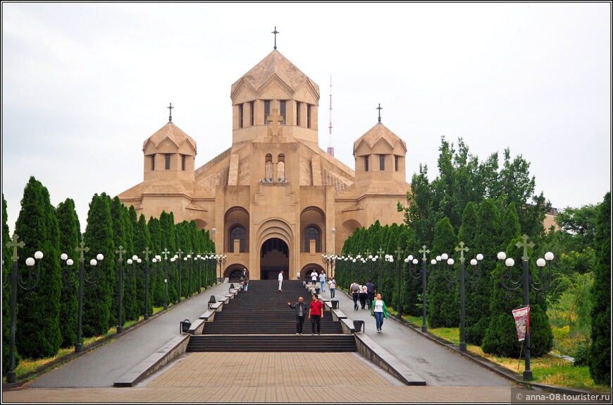 Собор Святого Григория Просветителя - крупнейший армянский апостольский собор в мире. Освящен в 2001 г.