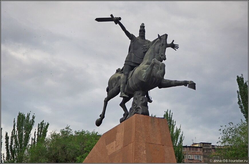 Памятник Вардану Мамиконяну - полководецу, предводителю войск и освободительного национального движения 450-451 годов. 