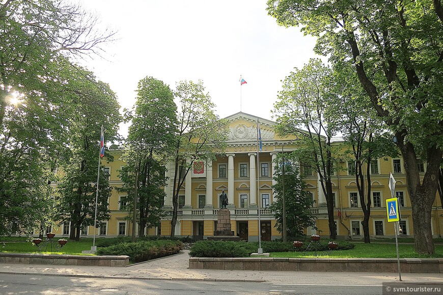 Изначально главный вход был с параллельной улицы Гоголя.Современный парадный вход со стороны Некрасова,появился в 1948 году в результате послевоенной реконструкции.Тогда как раз появился портик с колоннами.