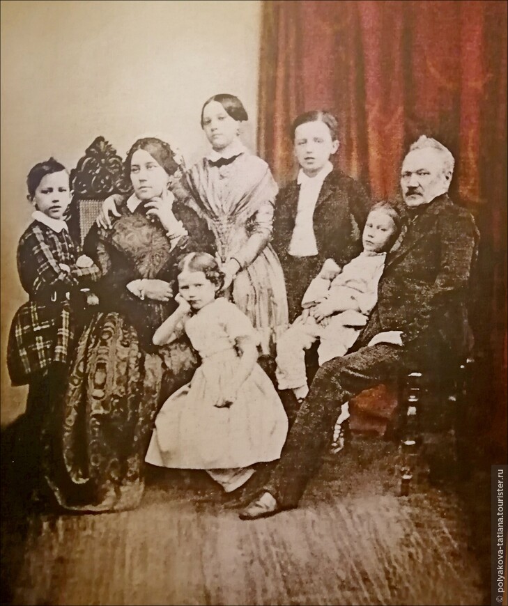 Семья Чайковских в 1848 году. Крайний слева - Петр Чайковский. 