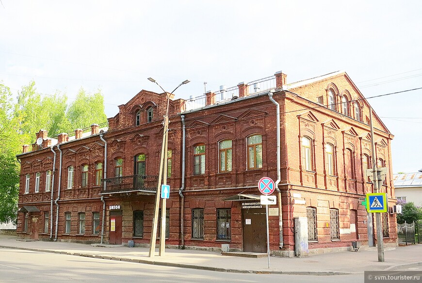 Дом купца Смоленского,построенный в кирпичном стиле в последней четверти 19-го века.В 1920-е годы купеческий особняк приспособили под губернский Дом крестьянина.