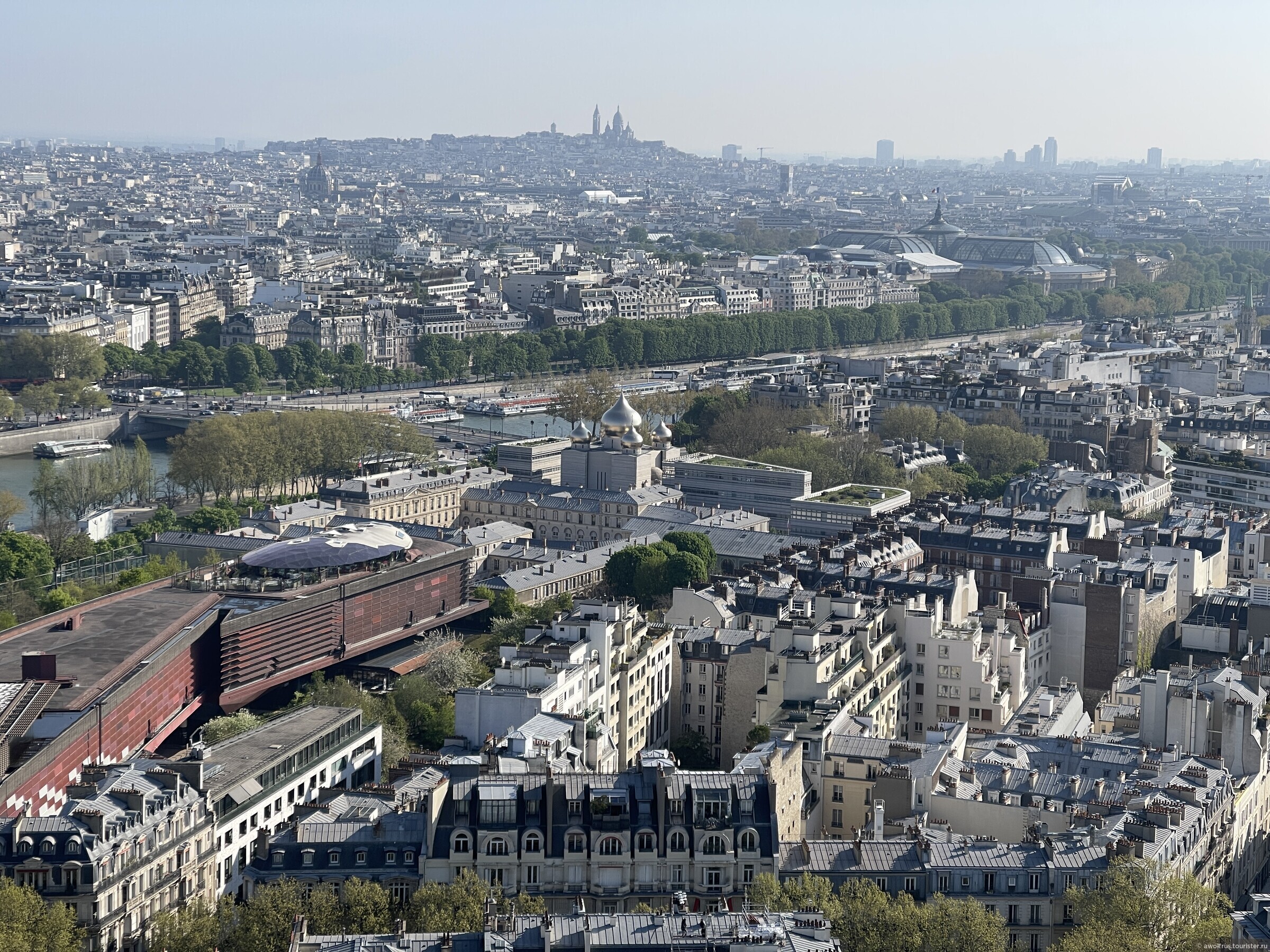 Окрестности парижа. Пригород Парижа. Города в пригороде Парижа. Франция в апреле. Пригород Парижа фото.