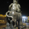 Эта девушка скульптора Фернандо Ботеро встречает Вас в 1 терминале мадридского аэропорта.